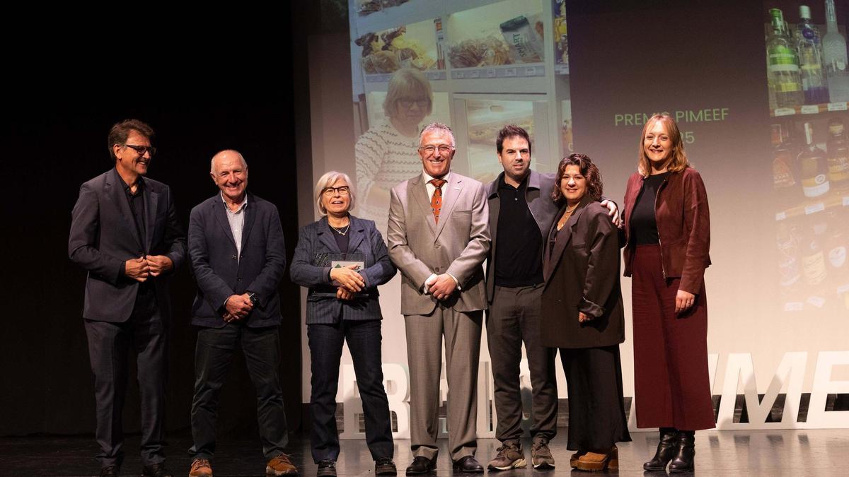 Fanny Planells Sala recoge con sus hijos el premio Autónoma del Año.