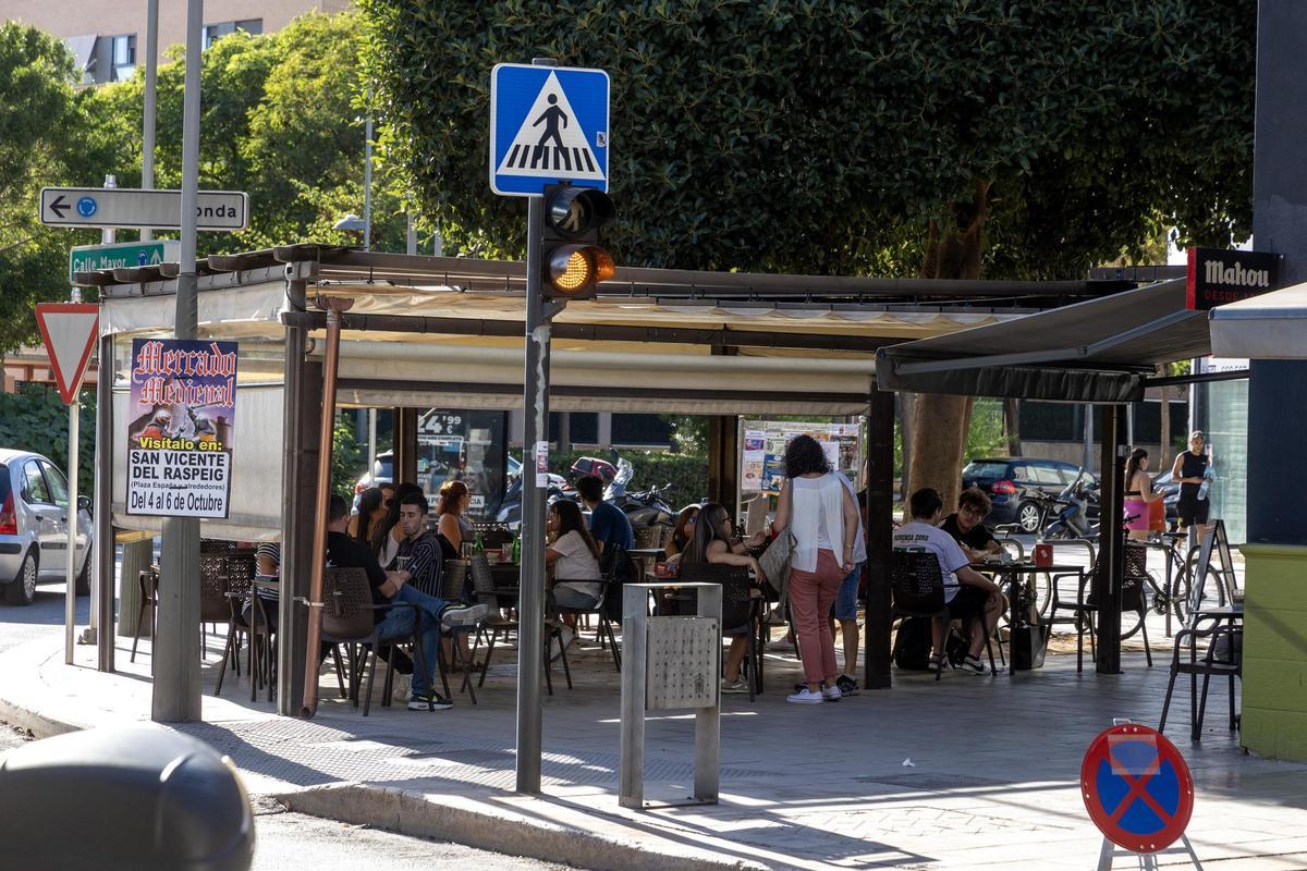 Mesas y sillas de un bar en San Vicente, en imagen de archivo