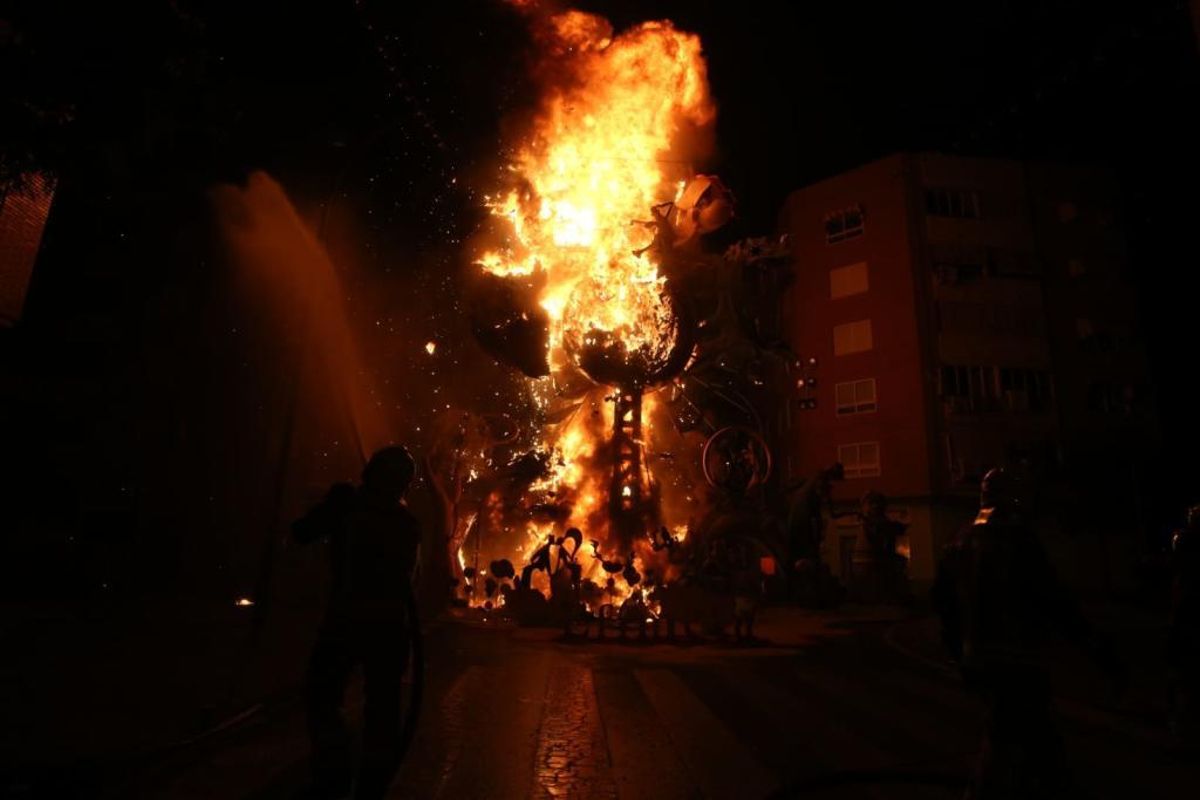 Nit del Foc: Así ha sido la Cremà de las Hogueras de San Juan