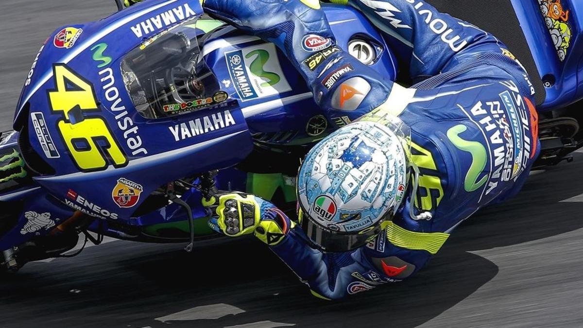 El italiano Valentino Rossi luce su Tavullia totalmente nevada en el casco que lleva en los test de Malasia.