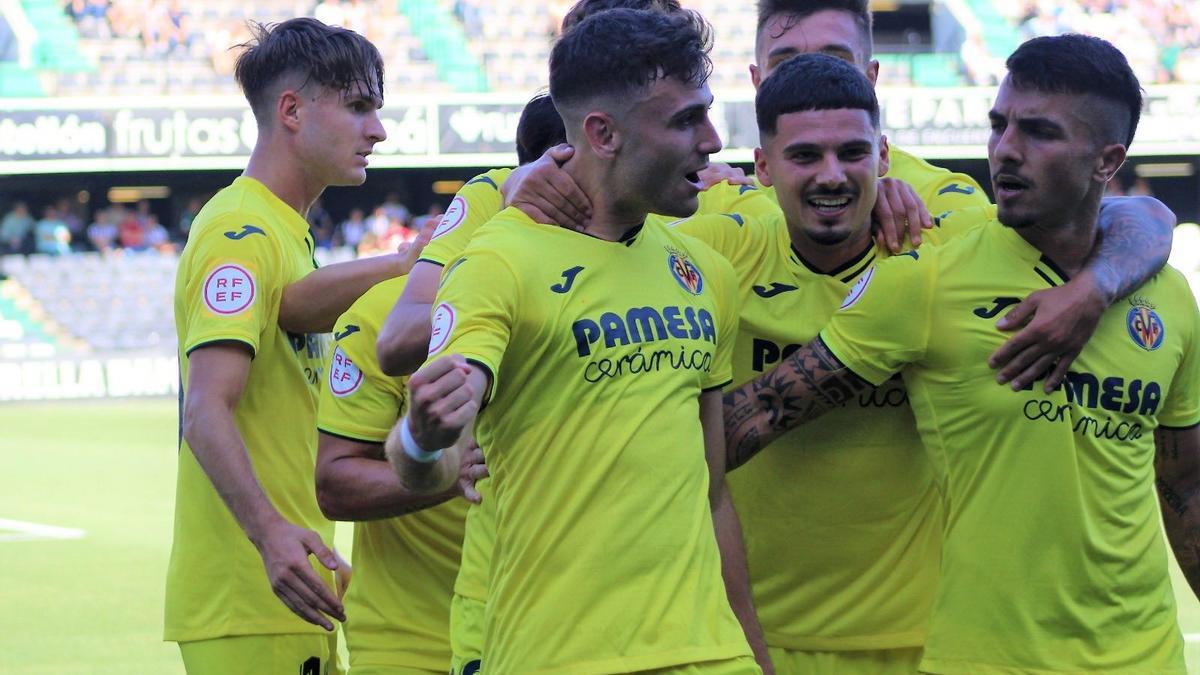 Álex Forés celebra rodeado por sus compañeros un gol con el Villarreal B.