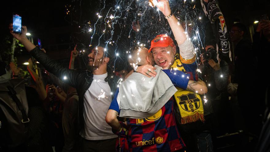 GALERIA | Els aficionats del Barça tornen a Canaletes per celebrar la Lliga