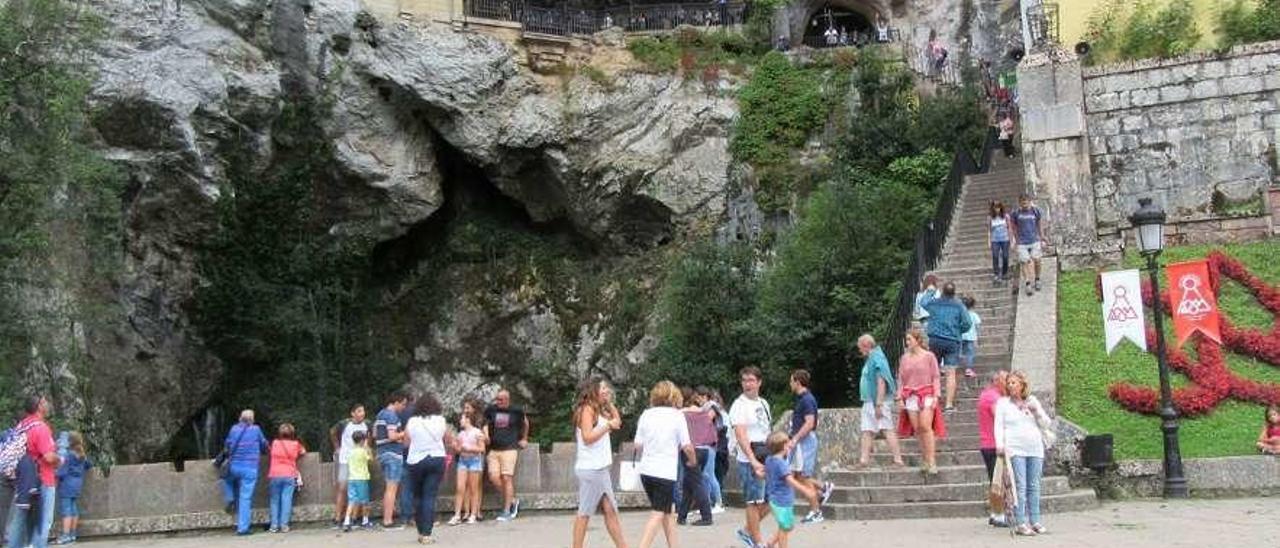 Turistas en el santuario de Covadonga.