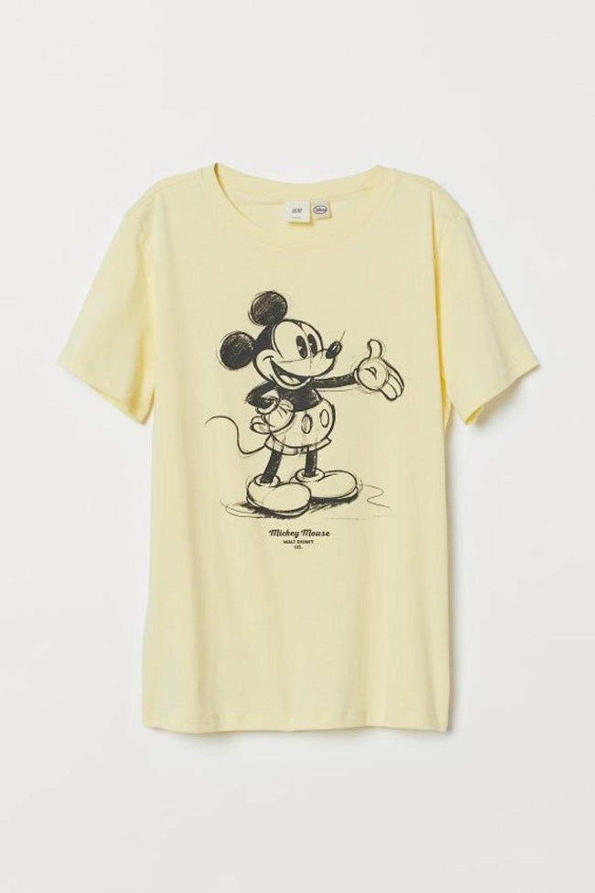 Camiseta amarilla con Mickey Mouse de H&amp;M. (Precio: 9, 99 euros)