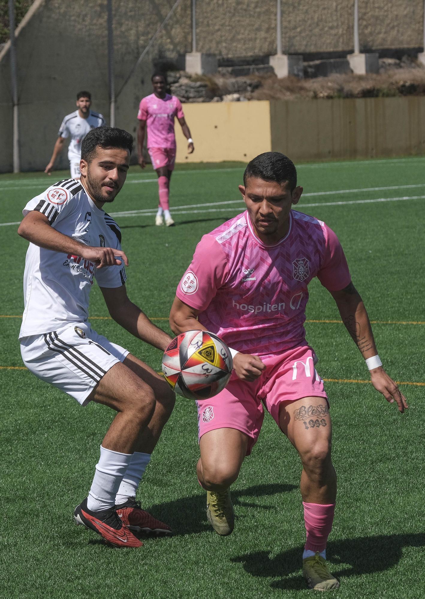 Imágenes del encuentro disputado por el Arucas y el CD Tenerife B, de Tercera División.