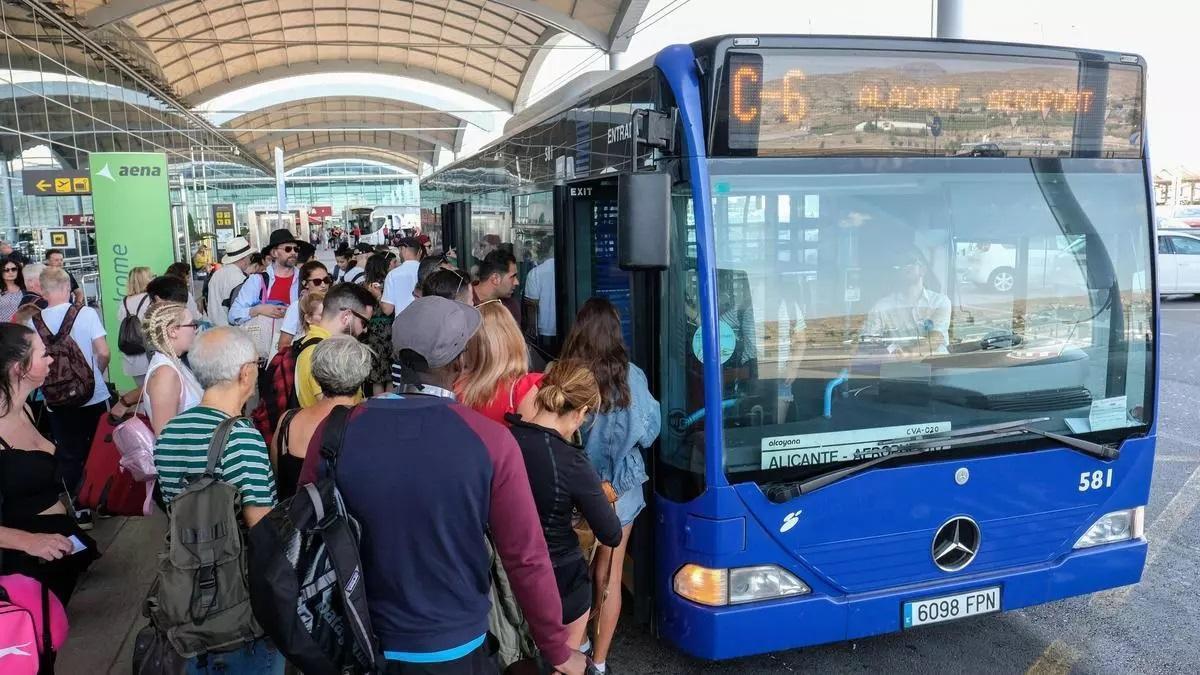 El autobús de Alicante al aeropuerto refuerza su servicio desde junio con mejores frecuencias