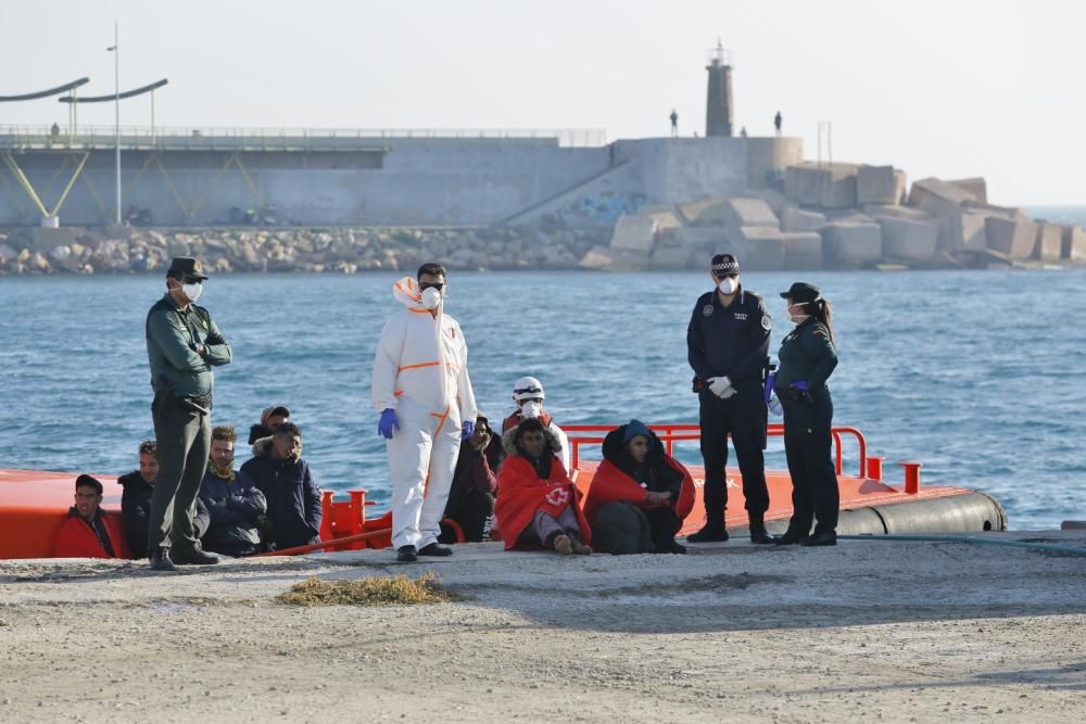 Guardia Civil, Cruz Roja y Salvamento Marítimo han puesto en marcha el protocolo para recepcionar a 24 personas rescatadas en el mar y que ocupaban una patera. 20 hombres y cuatro mujeres