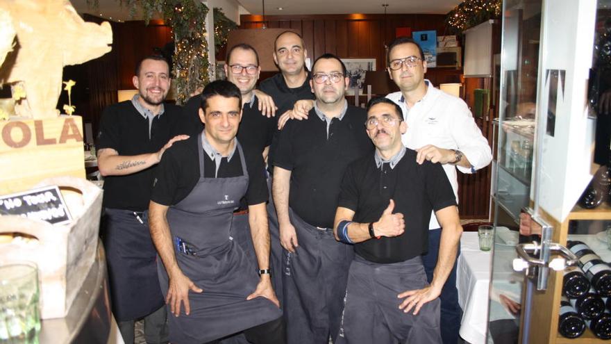 Juan Carlos Méndez Heredia, de blanco, junto a parte del equipo que conforma el restaurante La Tropical