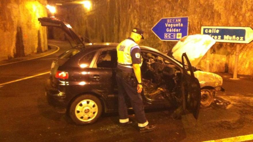 Calcinado un coche en el acceso a Pérez Muñoz en la capital grancanaria