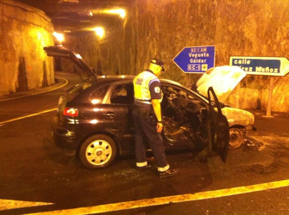 Calcinado un coche en el acceso a Pérez Muñoz en la capital grancanaria