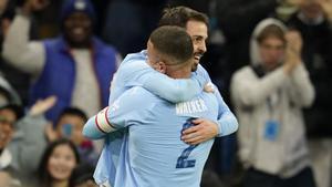 Kyle Walker felicita a Bernardo Silva por sus goles al Newcastle.