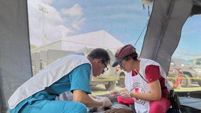 Dos especialistas atienden a un paciente tras los terremotos en Venezuela