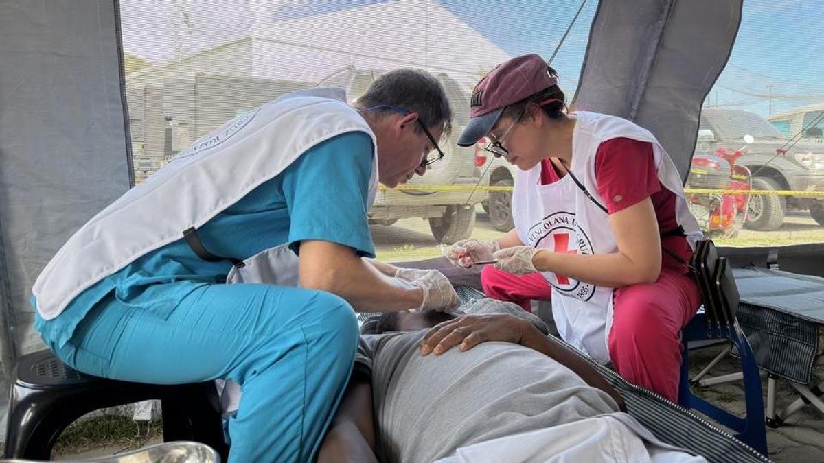 Dos especialistas atienden a un paciente tras los terremotos en Venezuela