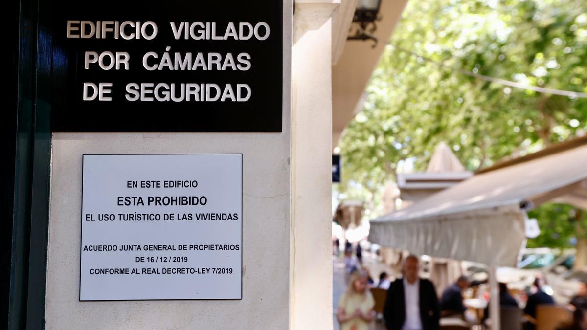 Cartel en una comunidad de Córdoba que prohíbe expresamente las viviendas de uso turístico.