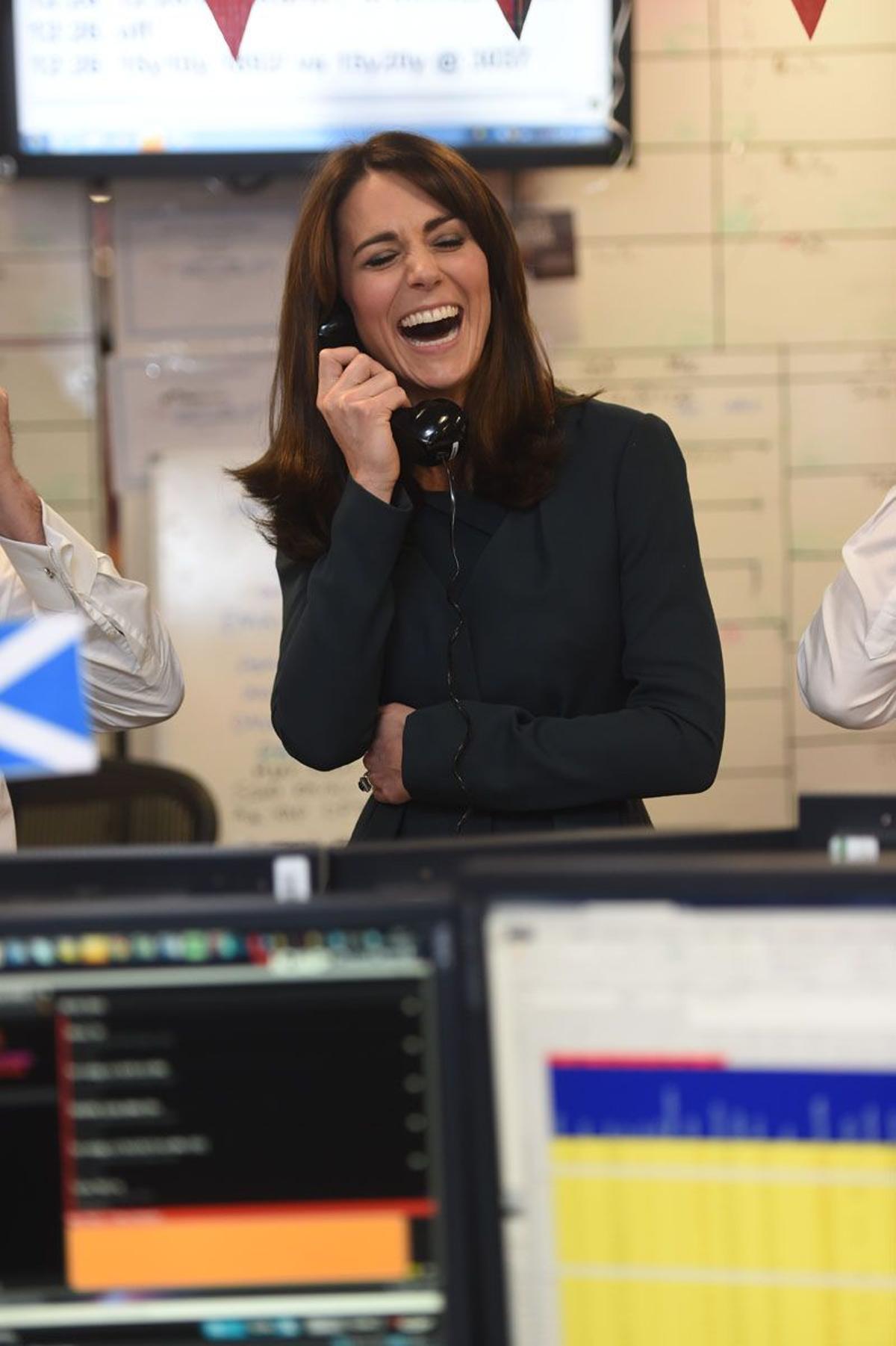 Kate Middleton atiende llamadas durante un acto benéfico en Londres