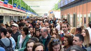 Numerosas personas asisten al segundo día de la Feria del Libro de Madrid 2023, en el Parque del Retiro