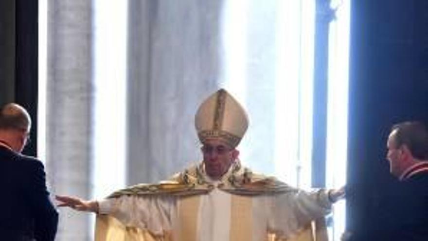 El Papa abre la Puerta Santa de la Basílica de San Pedro.