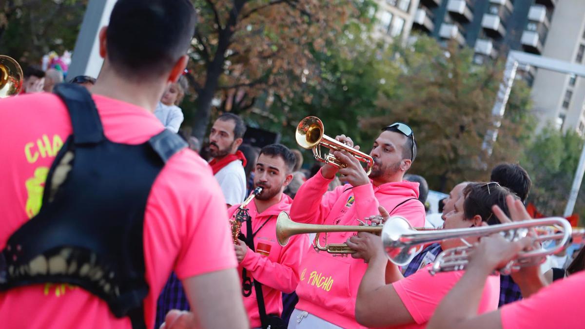 Las peñas de Zaragoza invaden el centro en el maratón de charangas