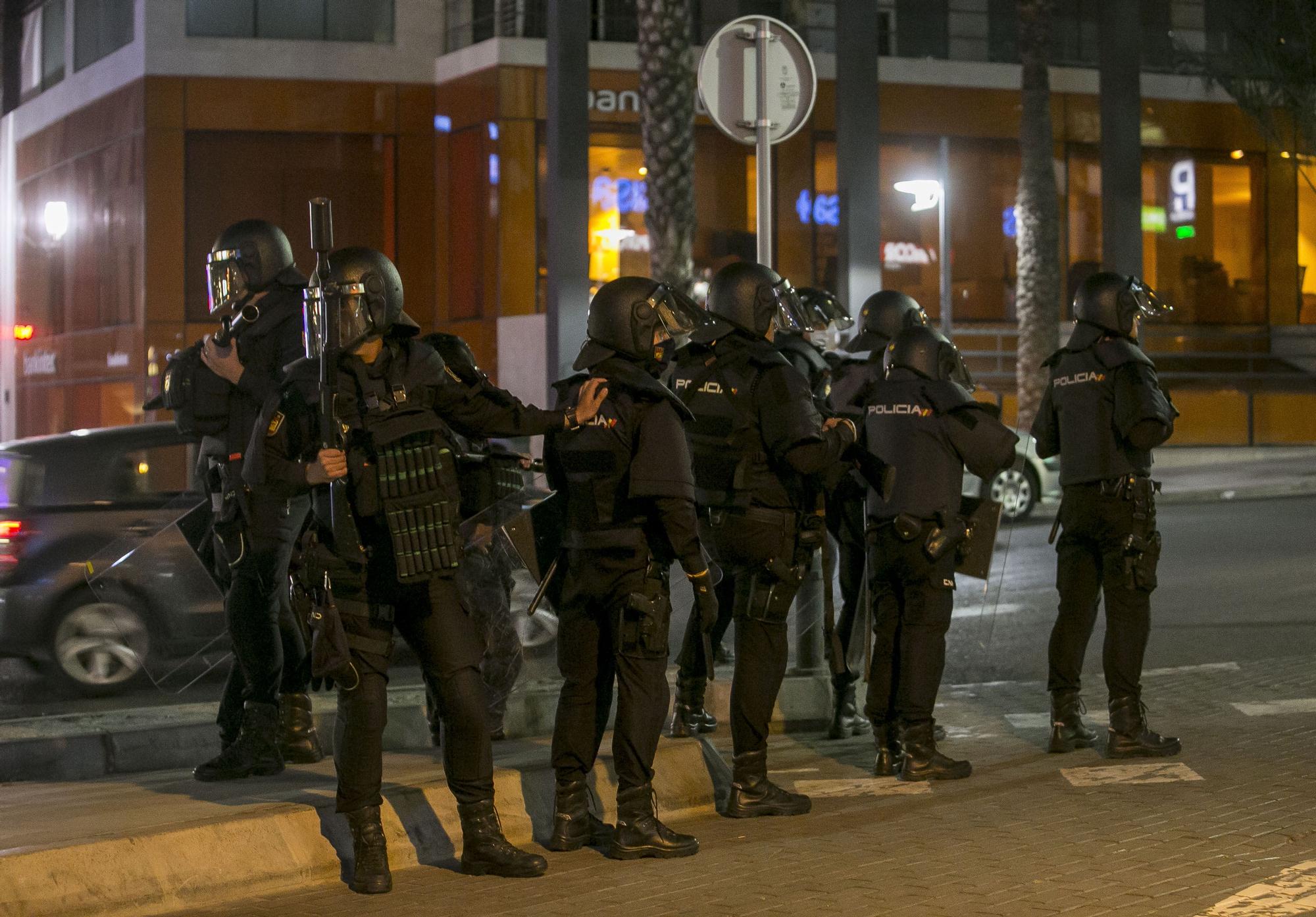 Un grupo de jóvenes negacionistas se enfrenta a la Policía Nacional en el centro de Alicante