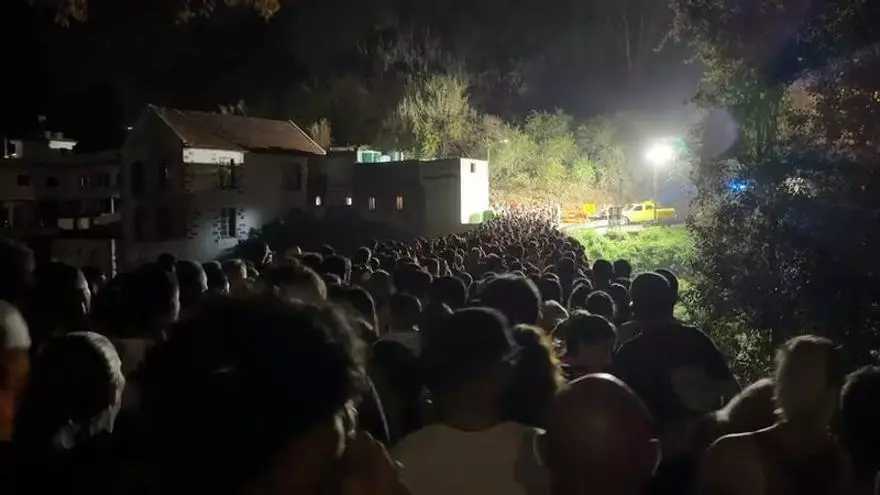 Quejas por el control multitudinario de la Guardia Civil al borde de un barranco en el acceso a Teror