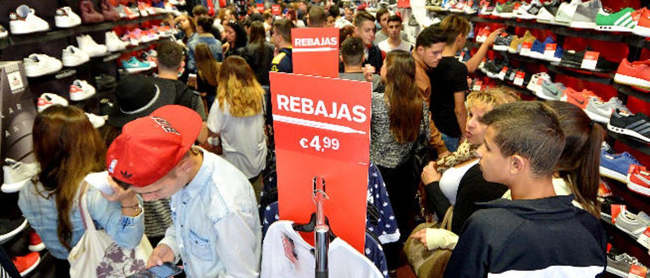 Las rebajas y las devoluciones de Reyes abarrotan las tiendas