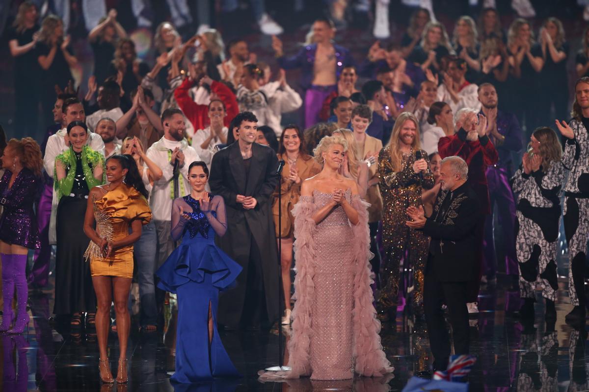 Liverpool (United Kingdom), 13/05/2023.- Eurovision hosts on the front row (L-R) Alesha Dixon, Julia Sanina, Hannah Waddingham and Graham Norton on stage as the voting opens for the Grand Final of the 67th annual Eurovision Song Contest (ESC) at the M&S Bank Arena in Liverpool, Britain, 13 May 2023. Liverpool is hosting the 2023 Eurovision Song Contest on behalf of Ukraine. (Ucrania, Reino Unido) EFE/EPA/ADAM VAUGHAN