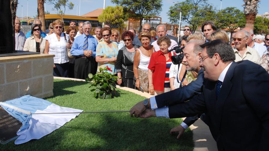 El exalcalde de Torrevieja, Pedro Hernández Mateo, en un acto de inauguración de una escultura en el parque de La Estación.