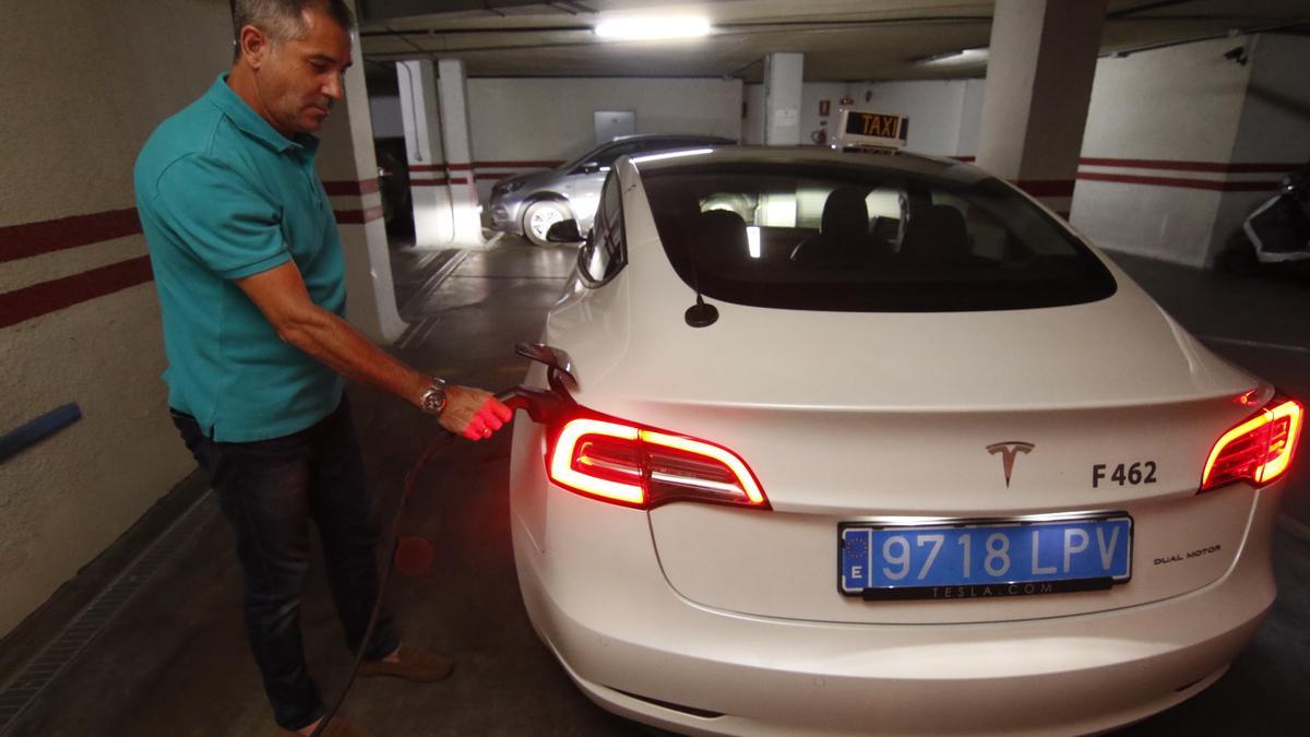 Rafael León, un taxista con coche eléctrico.