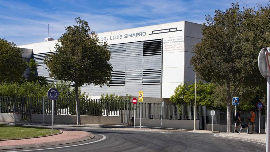 Quejas por el descontrol con los alumnos que tienen que esperar una hora el bus en Xàtiva