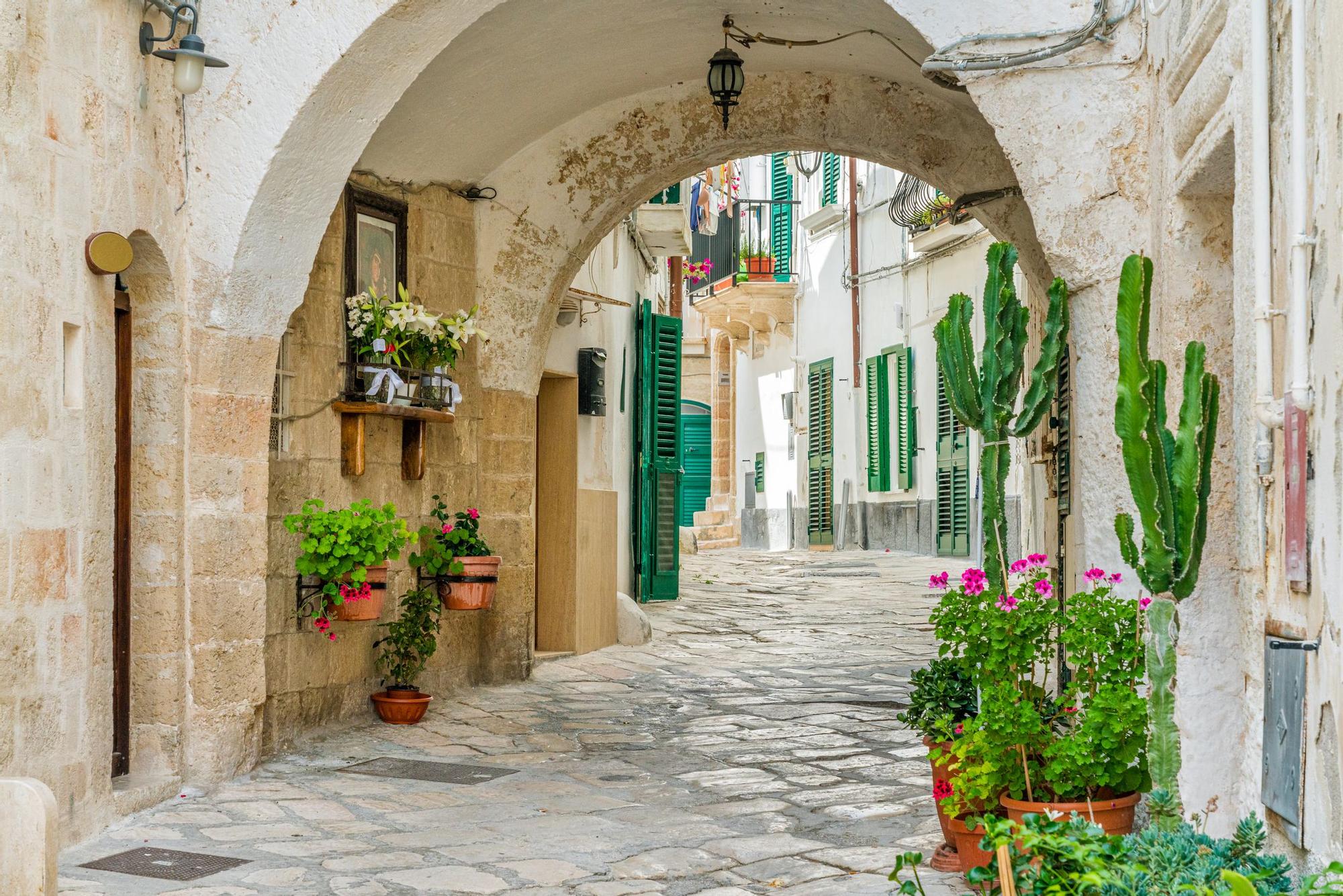 Calles en Monopoli, provincia de Bari, Apulia (Apulia), sur de Italia.