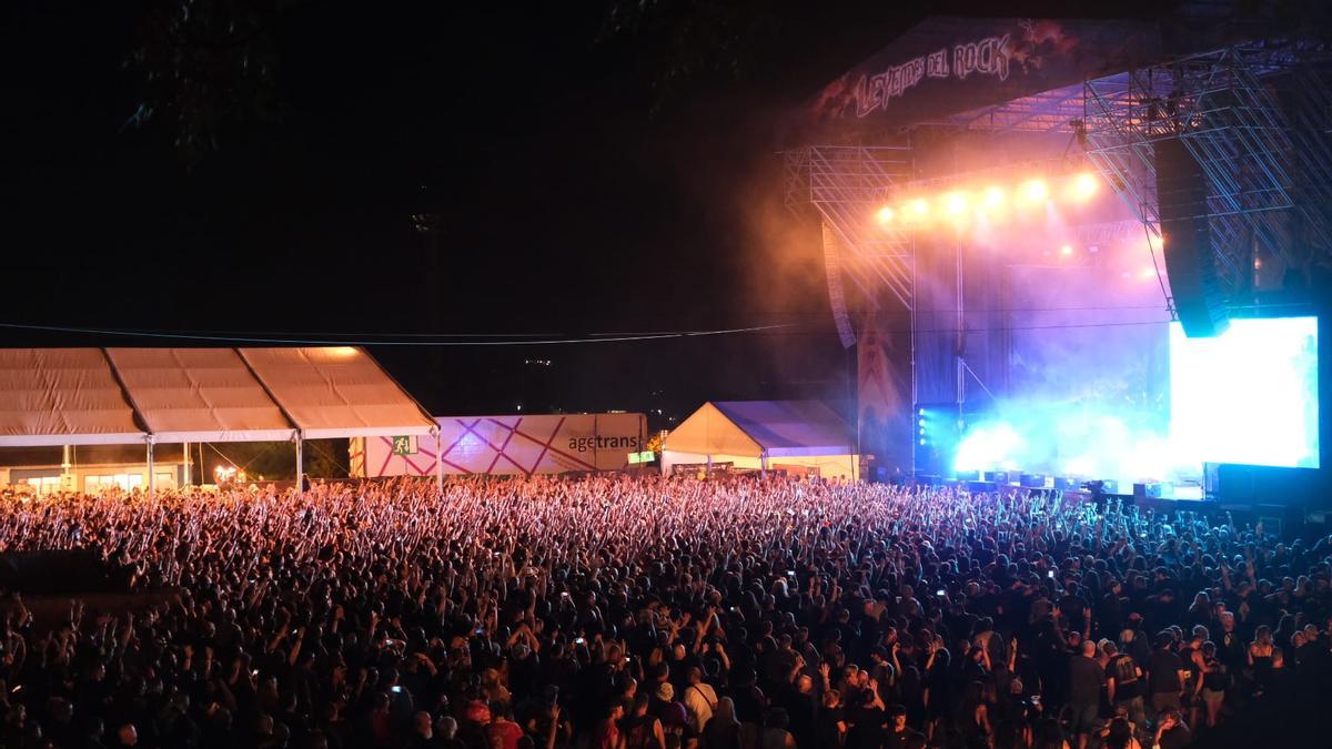 Una de las memorables noches de Leyendas del Rock 2022 con miles de personas abarrotando el recinto municipal.