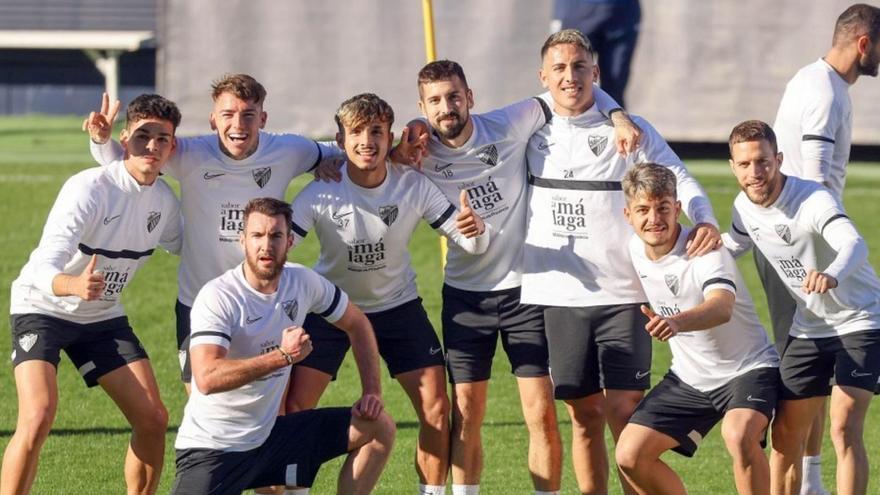 Vadillo, en el centro de la foto junto a sus nuevos compañeros de equipo.