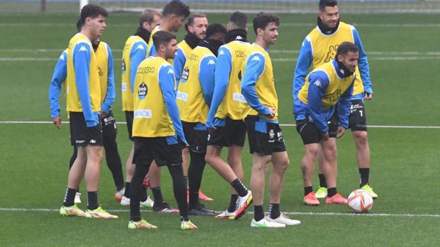 La plantilla deportivista, durante un entrenamiento en Riazor. |  // CARLOS PARDELLAS