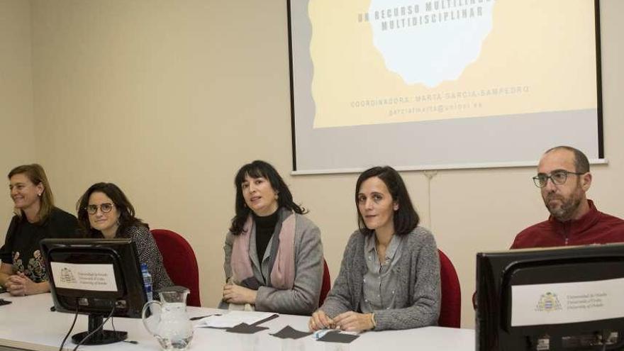 Por la izquierda, Marta García-Sampedro, Lucía Rodríguez, Inés López, Isabel Hevia y José Manuel Montejo, ayer en la Facultad de Educación y Formación del Profesorado.