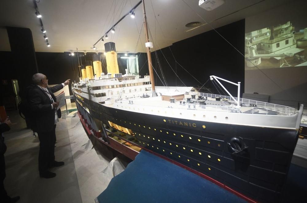 Montaje de la exposición sobre el Titanic en Murcia