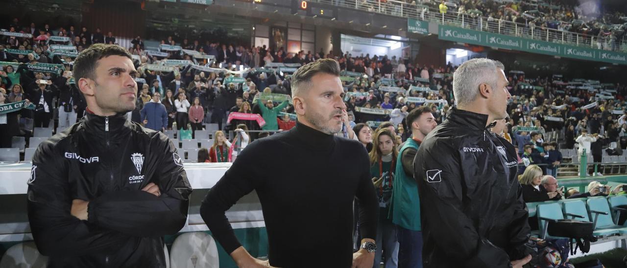 Iván Ania y su cuerpo técnico, este sábado en El Arcángel, antes del encuentro entre el Córdoba CF y el Castellón.