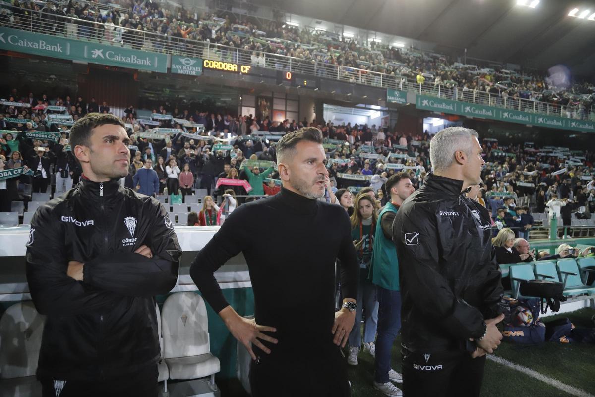 Iván Ania y su cuerpo técnico, este sábado en El Arcángel, antes del encuentro entre el Córdoba CF y el Castellón.