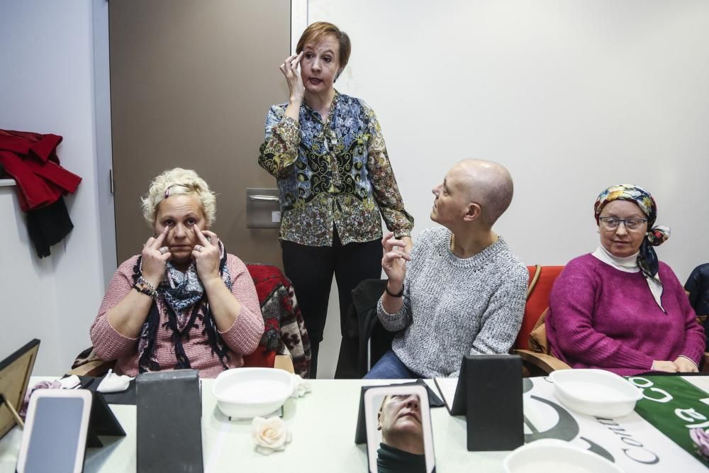 Curso de maquillaje para enfermas de cáncer en el HUCA