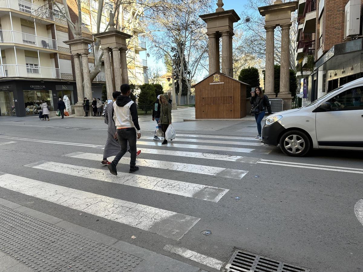 Peatones cruzan sin semáforos en la avenida.