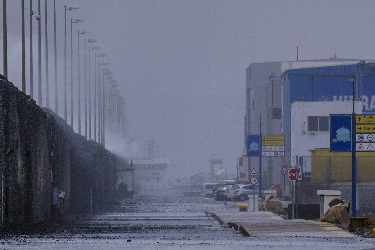 El fuerte viento golpea a una Canarias con calima