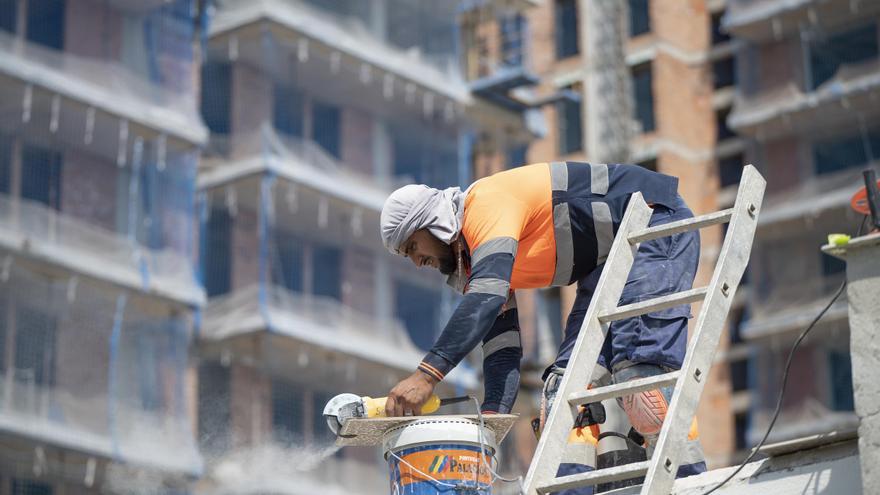 Un operari en una obra de construcció de vivendes a l’àrea de Barcelona
