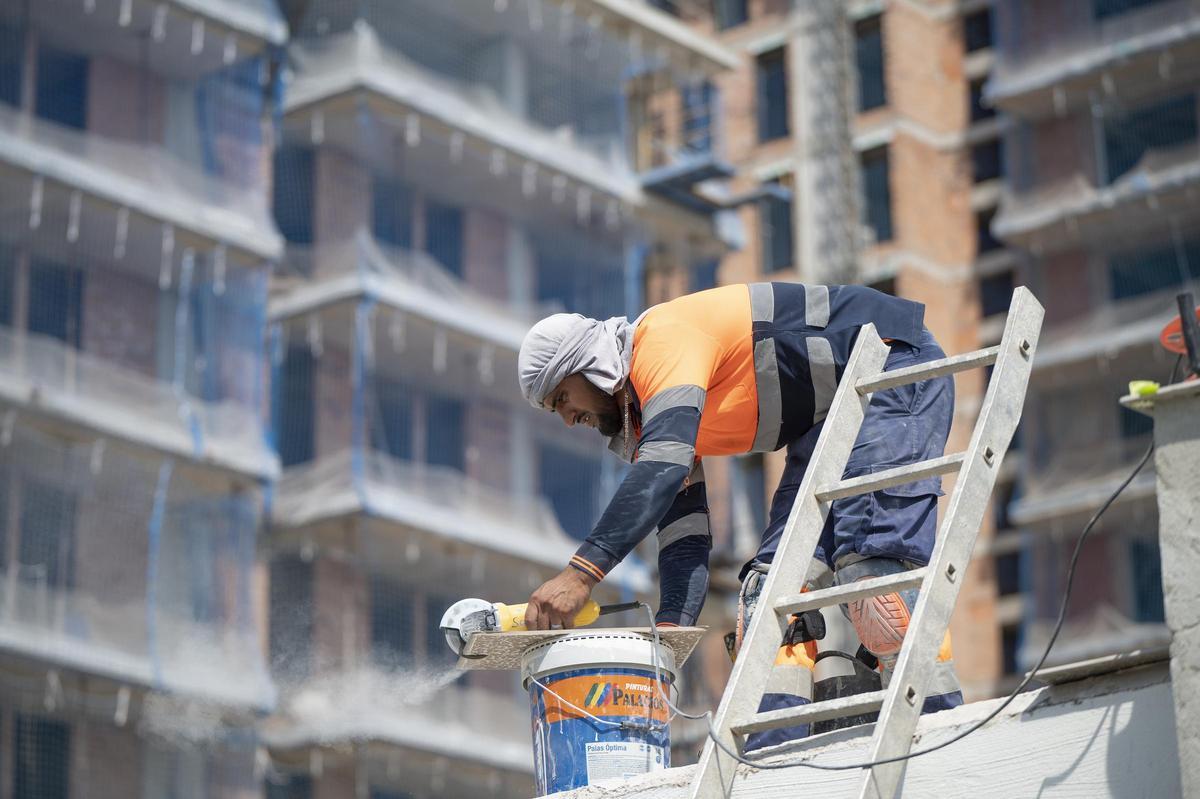 Un operario en una obra de construcción de viviendas en el área de Barcelona