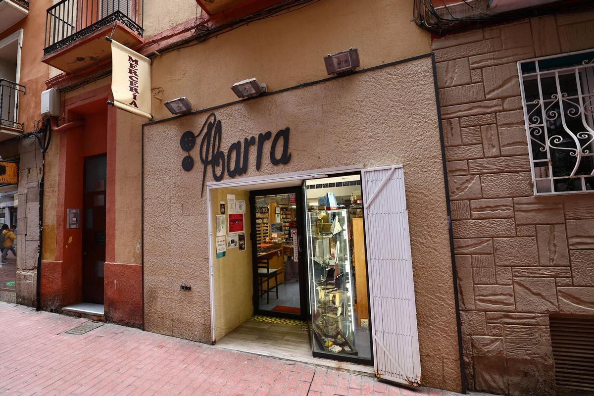 Mercería Ibarra, la nueva vida de un negocio tradicional en el centro de Zaragoza que pasa de madre a hija