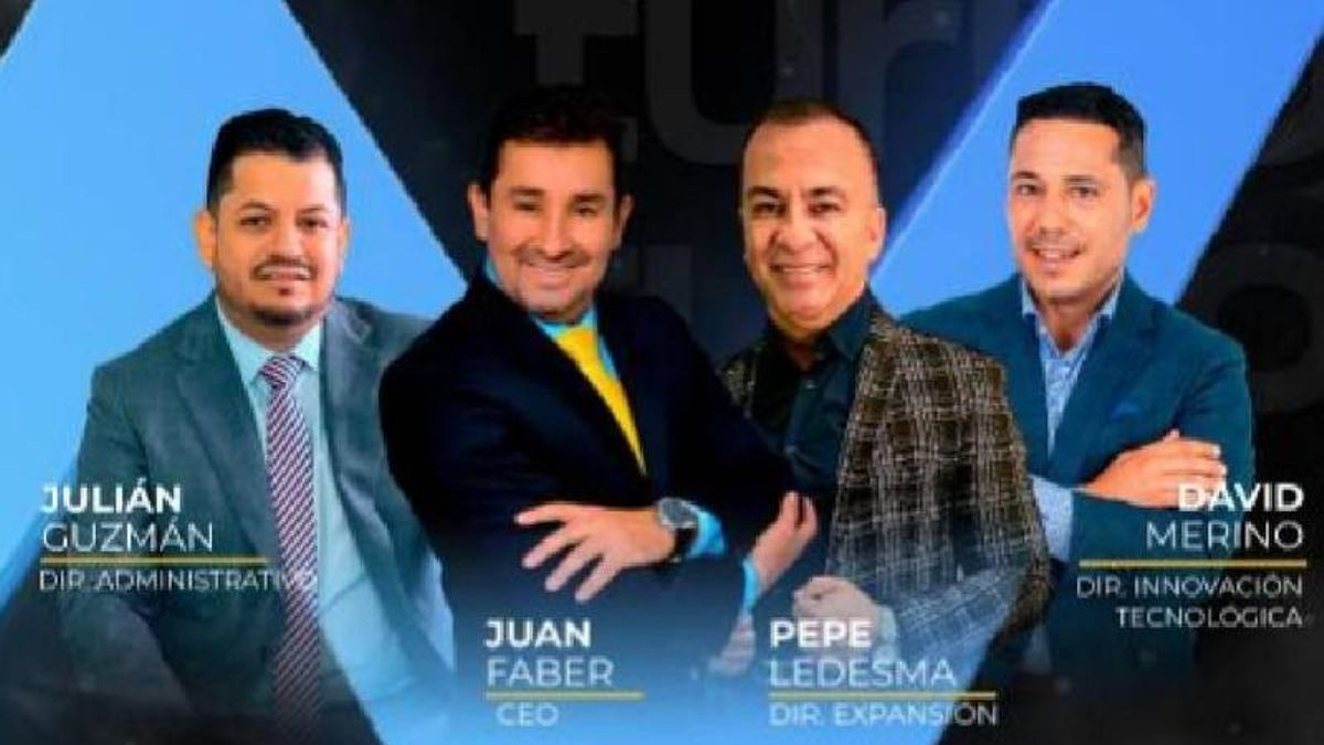 David Merino y Juan Faber, junto a otros dos miembros de FX Winning en una publicación que felicitaba a los inversores.