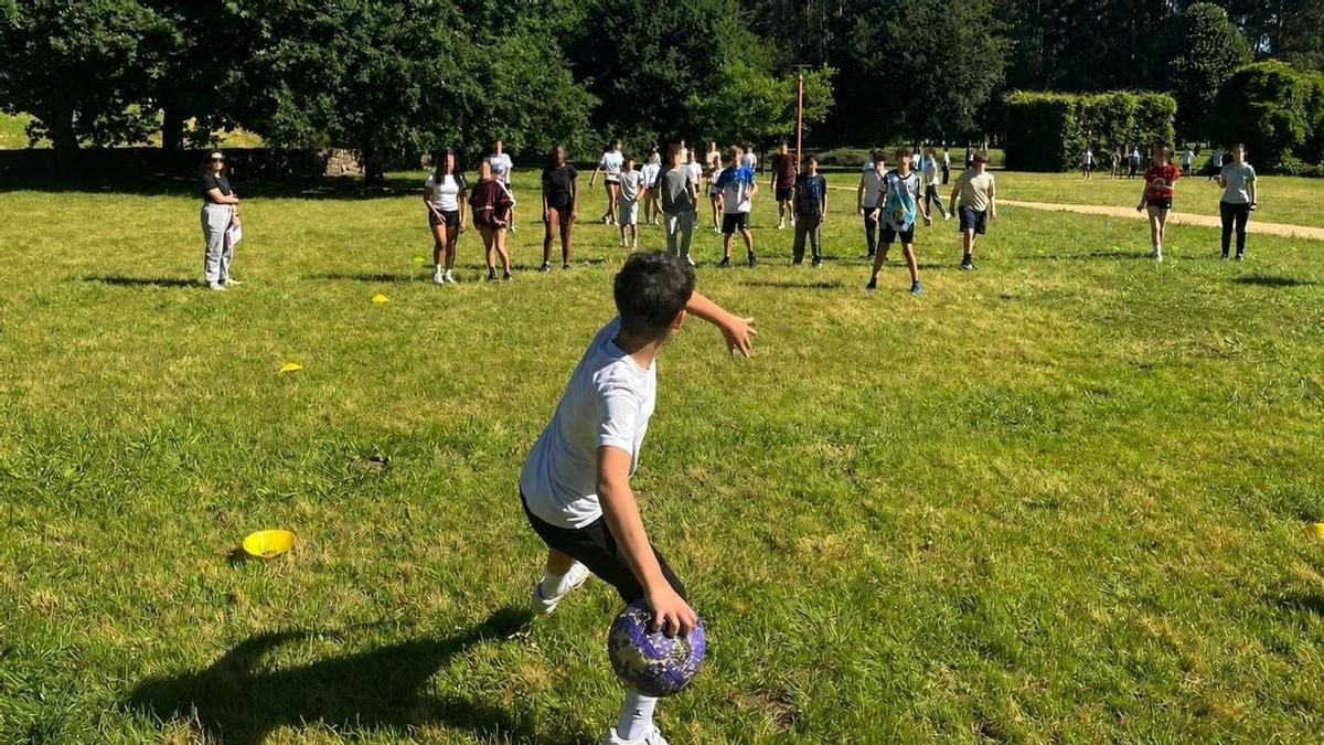 Los estudiantes jugando al brilé en la Illa das Esculturas.