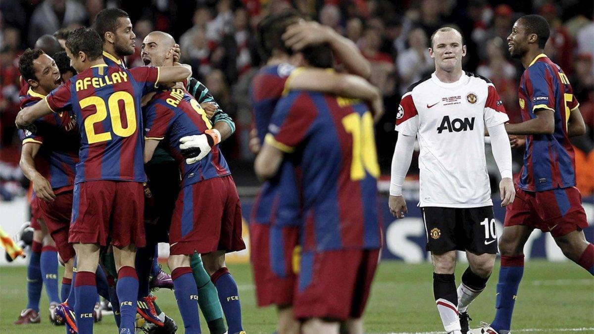 Wayne Rooney rodeado de jugadores del Barça al final del Barça-United (3-1) de la Champions 2011