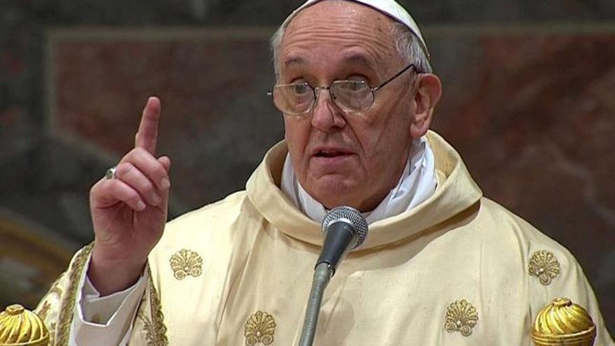 El papa Francisco, ayer, durante la homilía ante los cardenales. / reuters