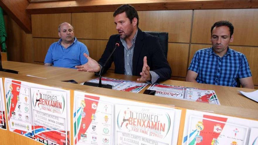 Chicho, López Campos y Pacheco, en la presentación del torneo benjamín. // Bernabé/Cris M.V.