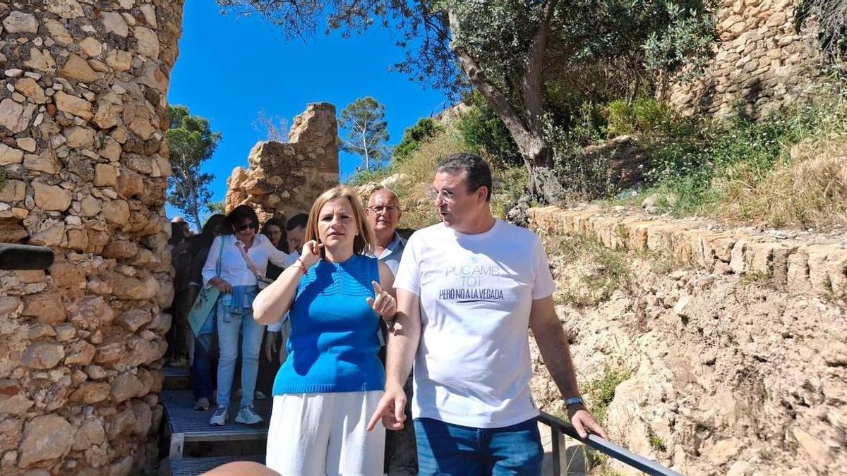 La delegada del Gobierno, el alcalde y el concejal de Cultura, en el castillo de Dénia