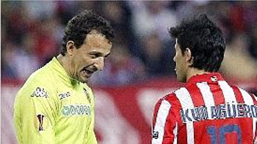 César discute con Agúero durante el partido.